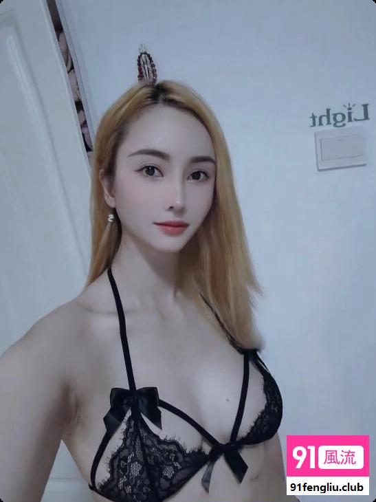 一线天的金发尤物